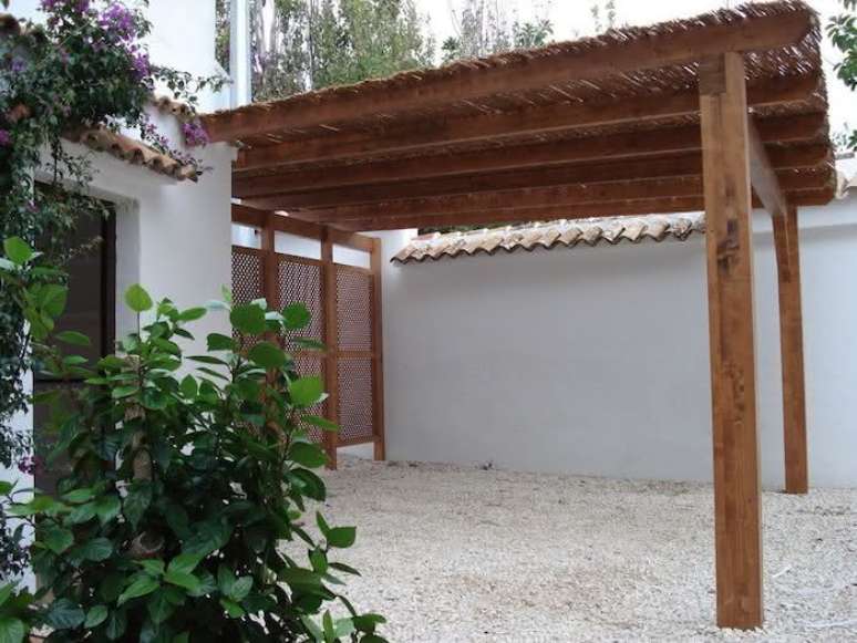 31. Modelos de garagem com pergolado de madeira na entrada de casa &ndash; Foto Pinterest