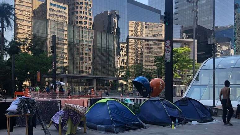Na Avenida Paulista, moradores de rua acampam em meio a grandes prédios comerciais, explicitando a desigualdade brasileira