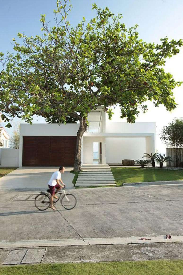 46. Modelos de garagem para casa grande com port&atilde;o de madeira &ndash; Foto Pinterest