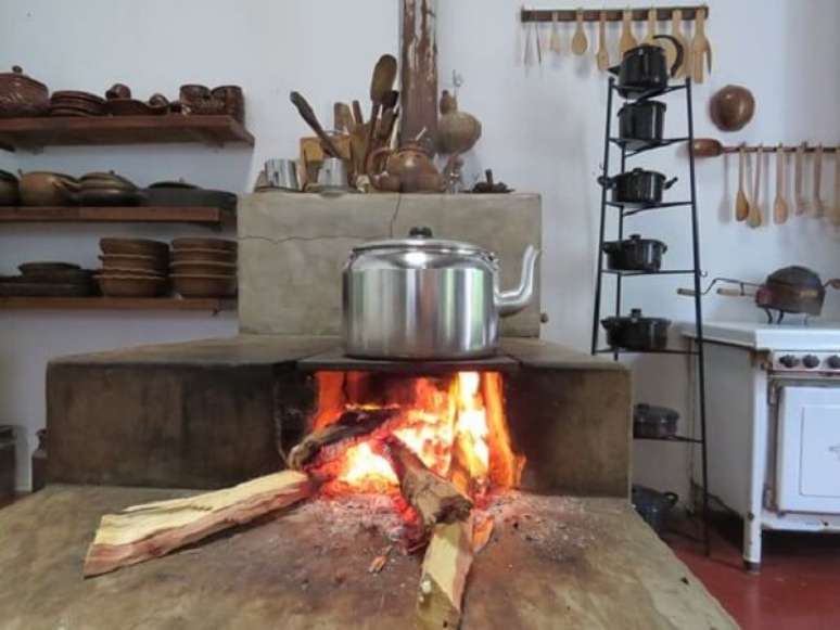 43. Decora&ccedil;&atilde;o de &aacute;rea gourmet com fog&atilde;o a lenha &ndash; Foto Pinterest