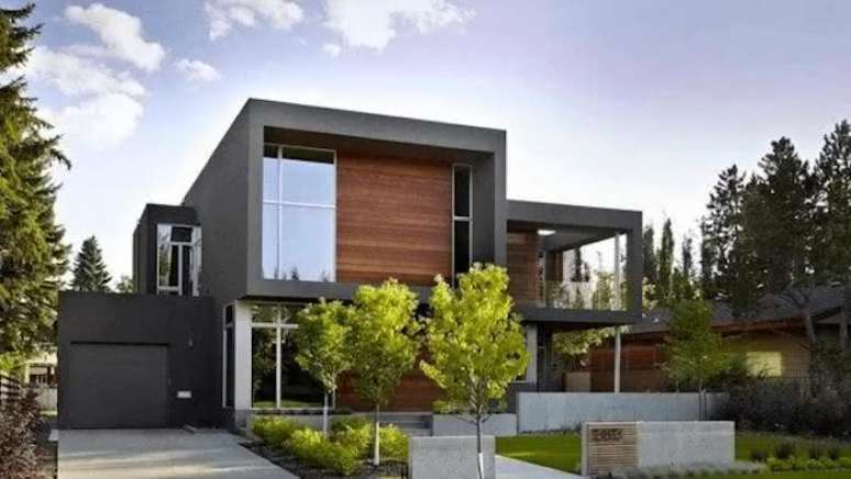 11. Casa grande com modelos de garagem cobertas e portão preto – Foto Rancangan Desin Rumah Minimalis