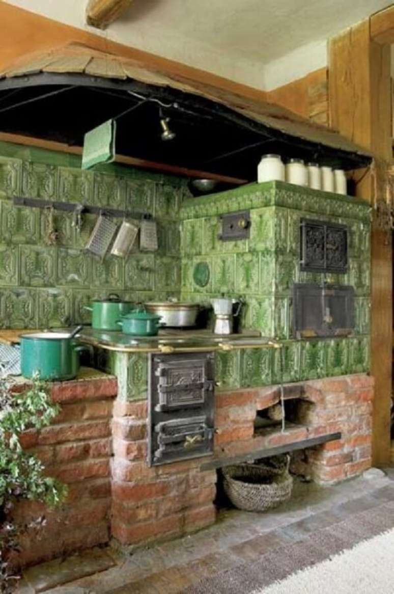 47. Escolha uma paleta de cores para sua &aacute;rea gourmet com fog&atilde;o a lenha -Pinterest