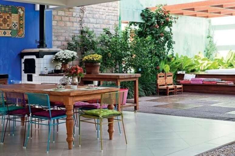 56. Decora&ccedil;&atilde;o de &aacute;rea gourmet com fog&atilde;o a lenha e mesa de madeira &ndash; Foto Pinterest