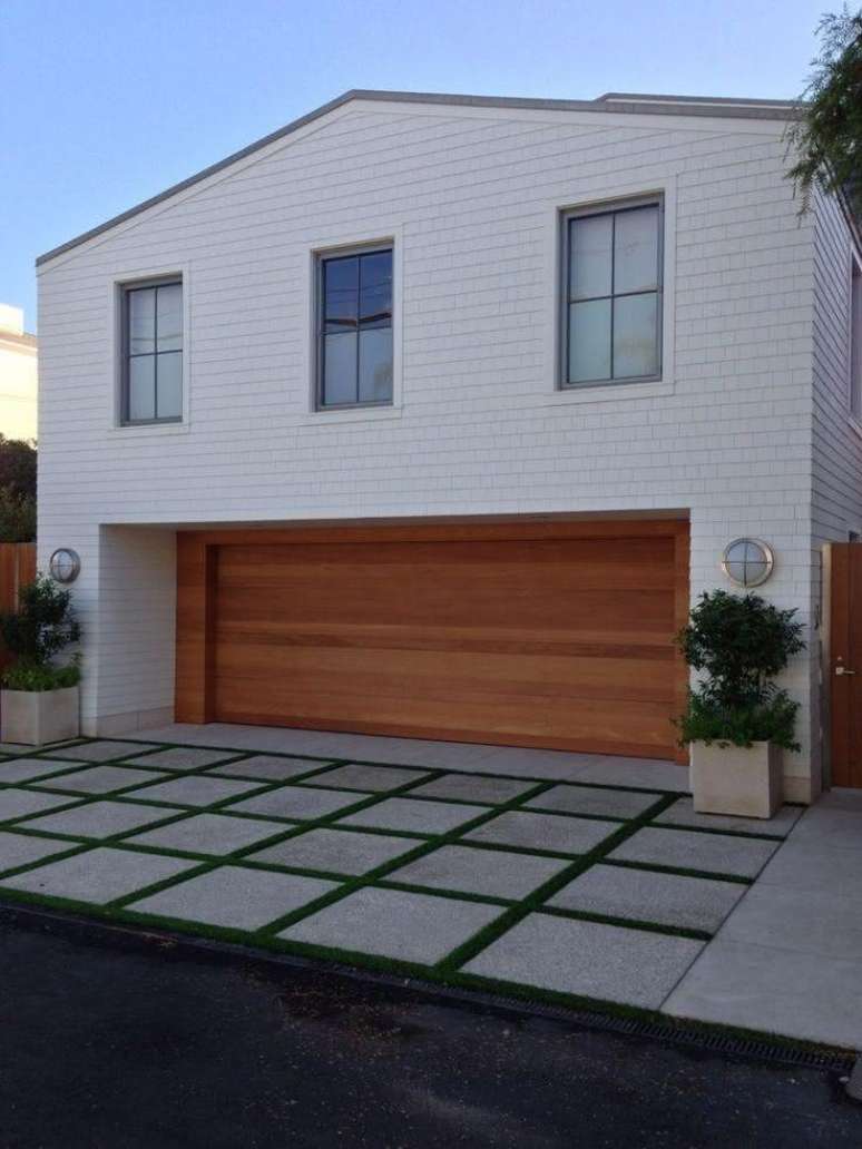 37. Modelos de garagem com port&atilde;o de madeira &ndash; Foto Pinterest