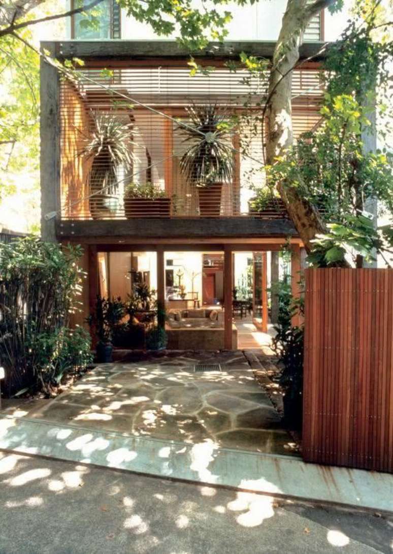 35. Modelos de garagem com port&atilde;o de madeira e plantas na decora&ccedil;&atilde;o &ndash; Foto Pinterest