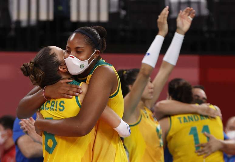 Ana Cris foi muito bem recebida pelas jogadoras da Seleção feminina de vôlei para disputar os Jogos Olímpicos de Tóquio Valentyn Ogirenko/Reuters
