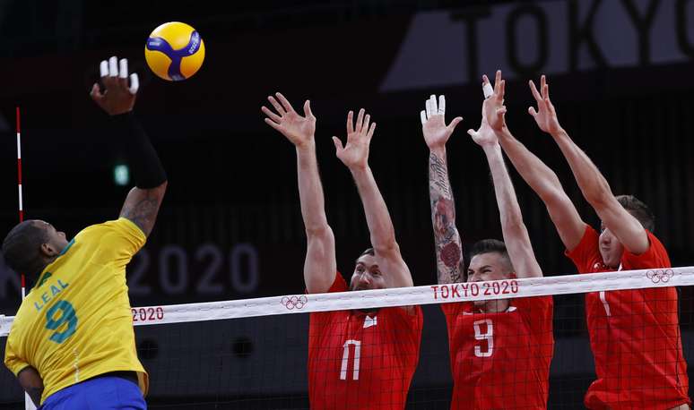 Leal encara bloquio triplço russo na derrota do Brasil nesta quinta-feira nos Jogos Olímpicos de Tóquio Valentyn Ogirenko/Reuters
