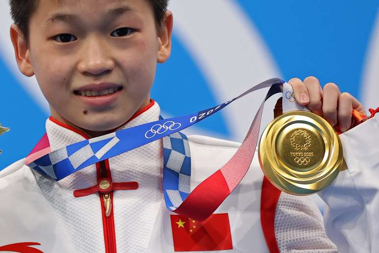 Quan Hongchan, da China, mostra sua medalha de ouro conquistada nesta quinta-feira Marko Djurica/Reuters