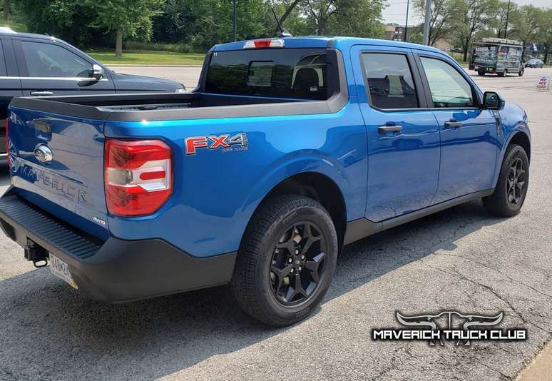 Ford Maverick XLT FX4 Velocity Blue.