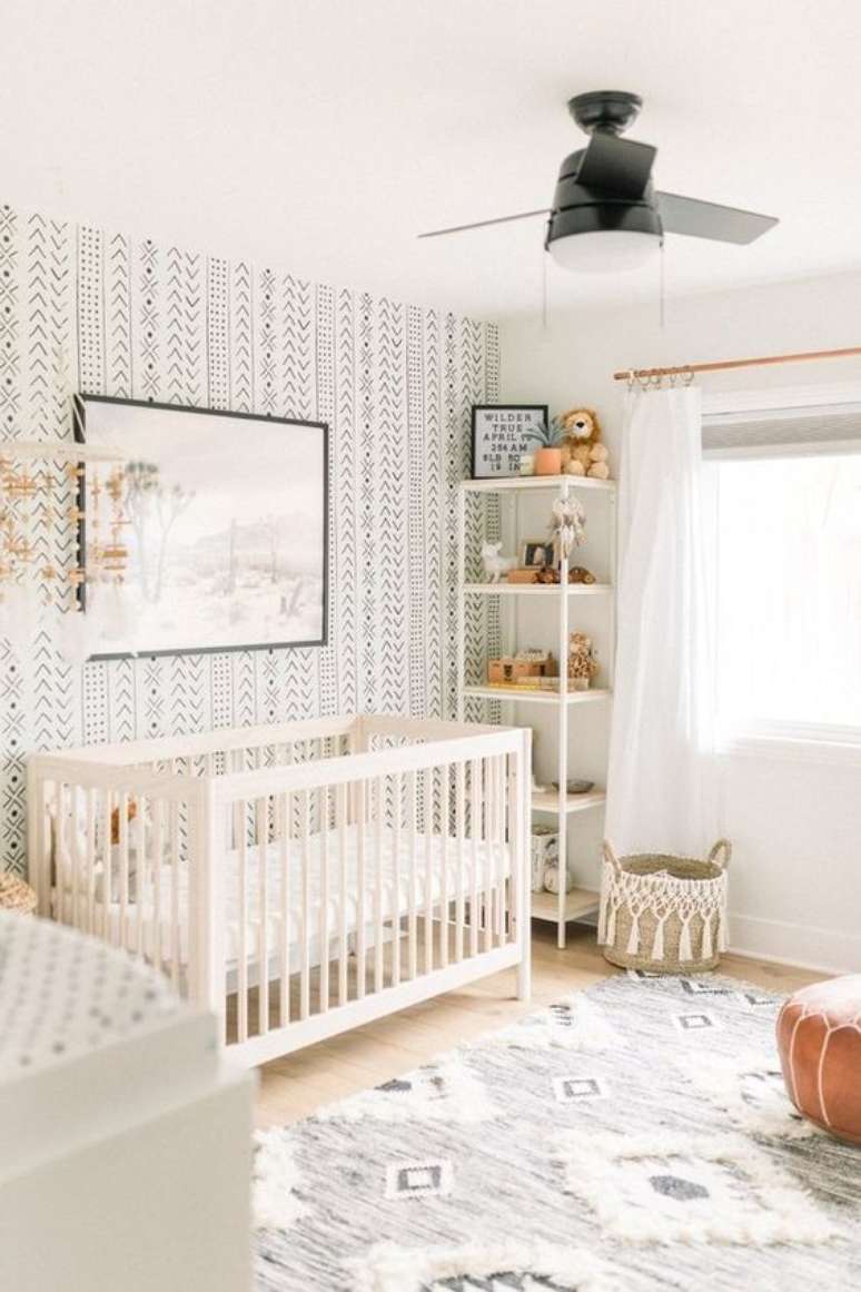 12. Quarto de bebe moderno com m&oacute;veis brancos e papel de parede preto e branco &ndash; Foto Jetty Home