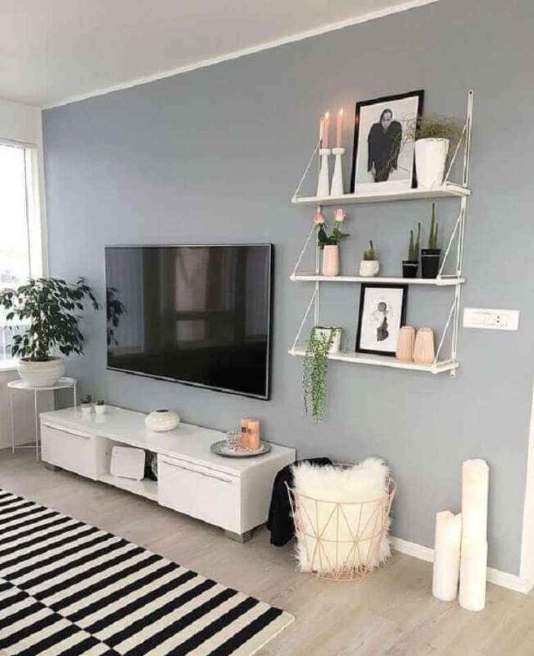 56. Tapete listrado para decora&ccedil;&atilde;o de sala pintada de cinza e branco &ndash; Foto: Jeito de Casa