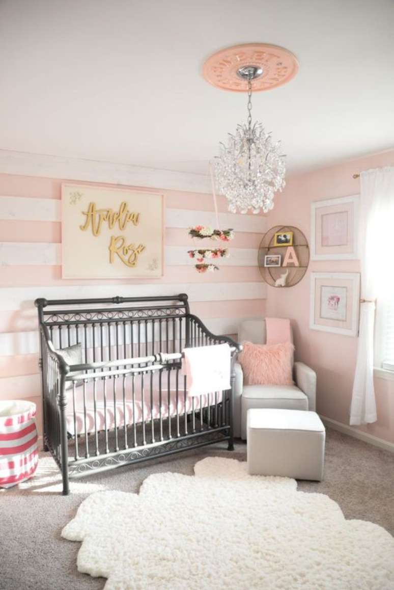 60. Quarto de bebe moderno com papel de parede rosa listrado &ndash; Foto Venezia