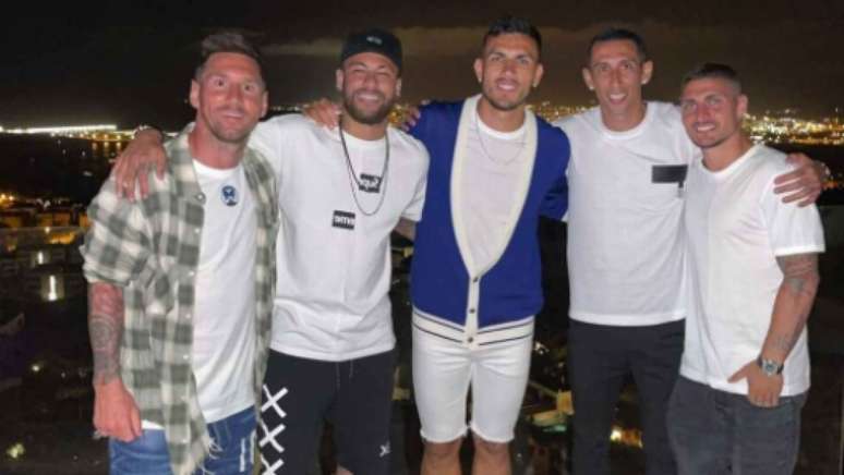 Messi e Neymar junto com outros jogadores do PSG (Foto: Reprodução / Instagram)