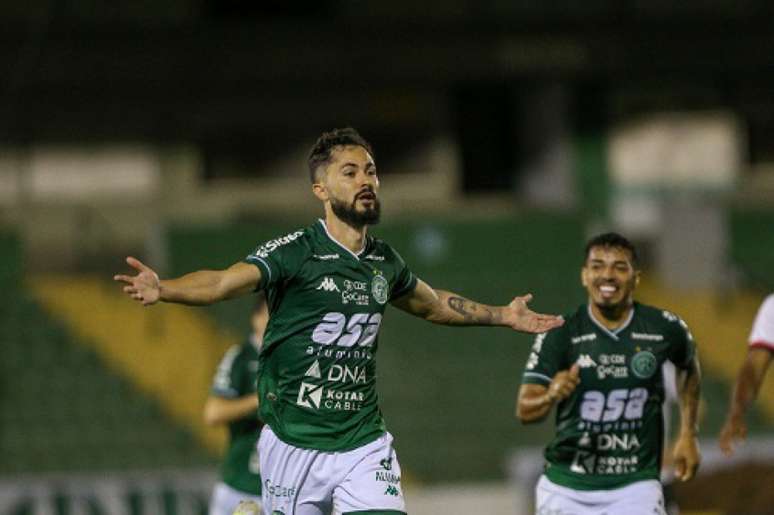 De pênalti, Bruno Sávio fez um dos gols do jogo (Foto: Divulgação/Thomaz Marostegan/Guarani FC)