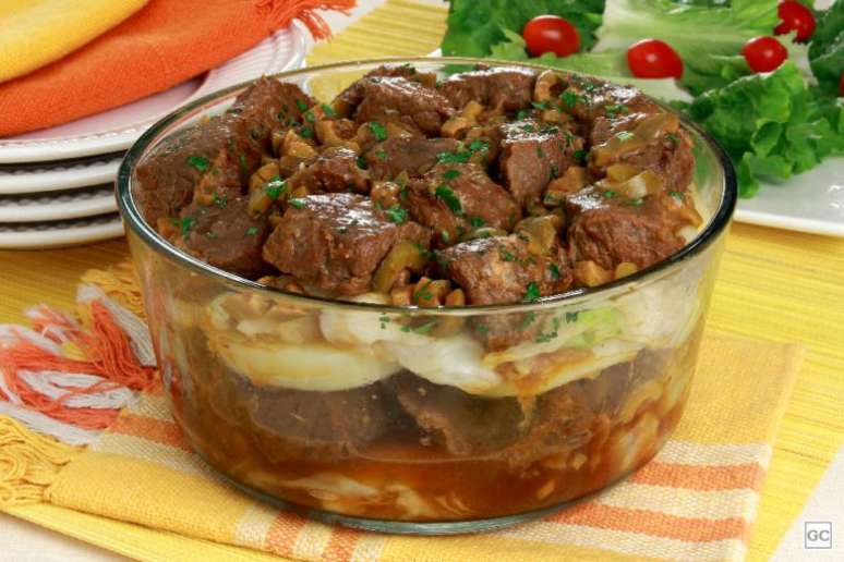 Guia da Cozinha - Carne de panela com batata e repolho para uma refeição rápida