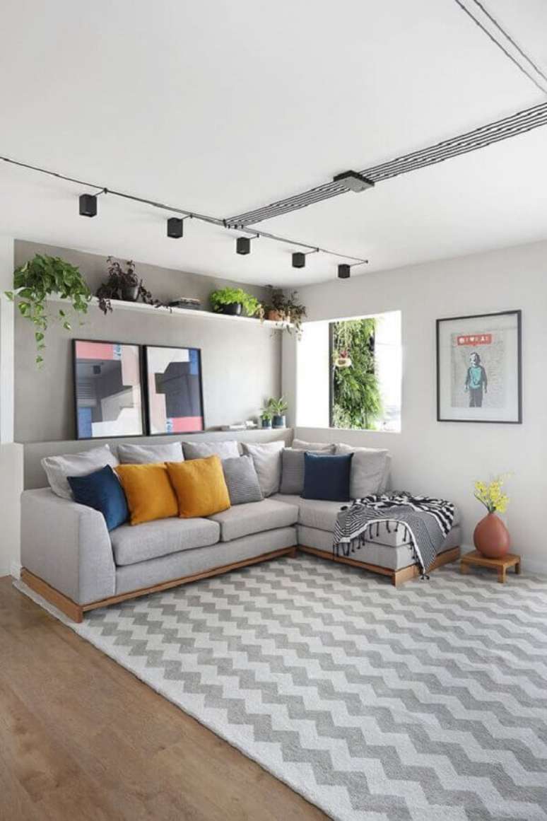 8. Almofadas coloridas para decora&ccedil;&atilde;o sala cinza e branco &ndash; Foto: Habitare