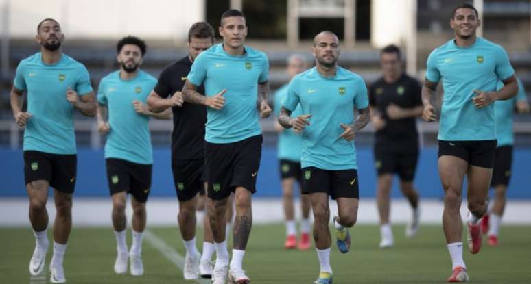 Matheus Cunha (primeiro à esquerda) se recupera bem de contratura muscular (Foto: Lucas Figueiredo / CBF)