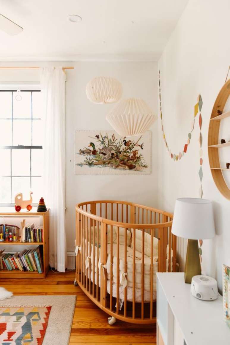 47. Lustre para quarto de beb&ecirc; moderno e m&oacute;veis de madeira &ndash; Foto Domino Magazine