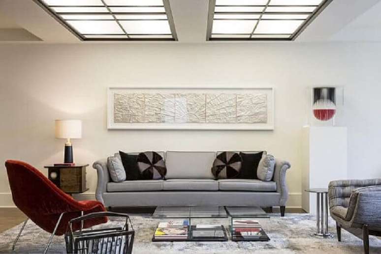 40. Poltrona vermelha para decora&ccedil;&atilde;o de decora&ccedil;&atilde;o sala cinza e branco &ndash; Foto: Patricia Martinez