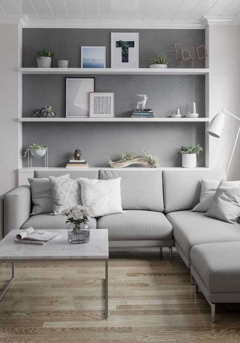 39. Piso de madeira para decora&ccedil;&atilde;o sala cinza e branco com sof&aacute; de canto &ndash; Foto: Pinterest