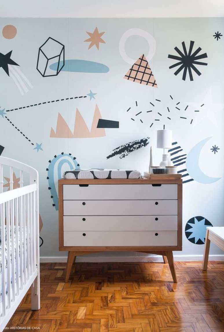 31. Quarto de bebe retro com papel de parede divertido &ndash; Foto Historias De Casa