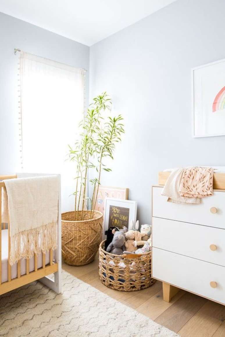 26. Quarto de bebe retr&ocirc; com moveis de madeira &ndash; Foto Casa de Valentina