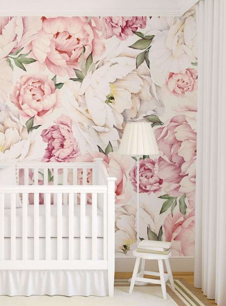 61. Quarto de bebe moderno com papel de parede rosa floral &ndash; Foto Etsy