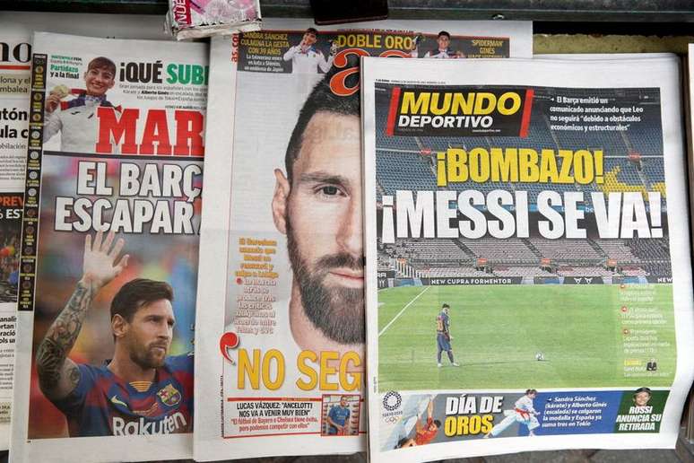 Capas de jornais d&atilde;o destaque para sa&iacute;da de Messi do Barcelona em banca do lado de fora do Camp Nou
06/08/2021 REUTERS/Albert Gea