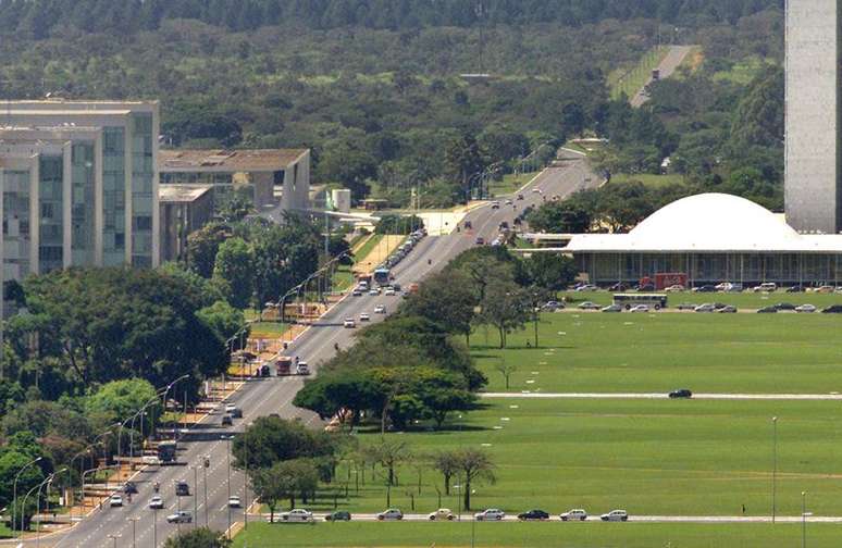 Esplanada dos Ministérios com a cúpula do Senado à direita
19/04/2002
REUTERS/Gregg Newton 