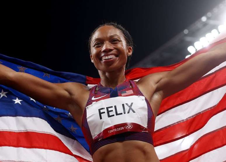 Allyson Felix, dos EUA, comemora bronze nos 400m rasos nos Jogos de Tóquio
06/08/2021
REUTERS/Kai Pfaffenbach