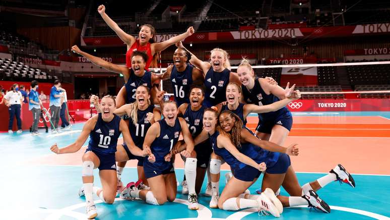 Jogadoras dos Estados Unidos comemoram passagem à final no vôlei feminino