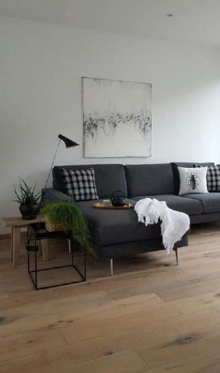 36. Mesa lateral preta para decora&ccedil;&atilde;o sala cinza e branco simples &ndash; Foto: SoLebIch