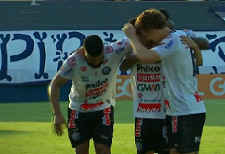 Thomaz, autor do único gol no jogo, vibra com seus companheiros de time (Foto: Reprodução/SporTV)