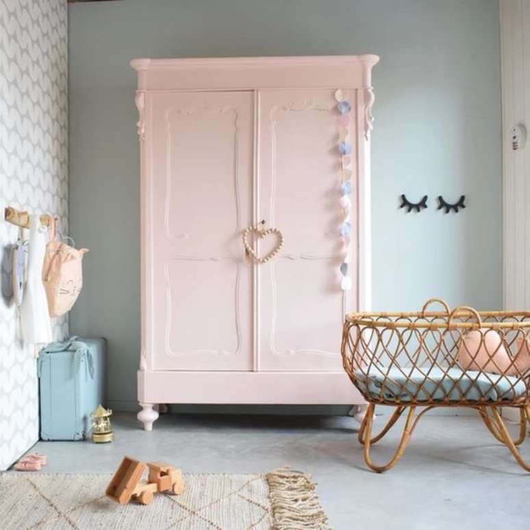 32. Quarto de bebe retro com guarda roupa rosa e ber&ccedil;o de vime &ndash; Foto Pinterest