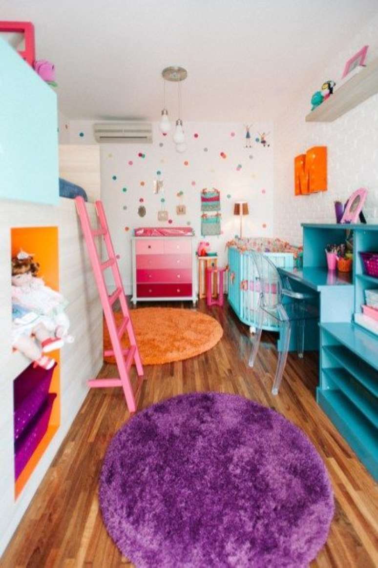 55. Quarto de beb&ecirc; colorido moderno com escrivaninha para as crian&ccedil;as brincarem &ndash; Foto Pinterest
