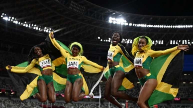 Jamaica venceu o revezamento 4x100m feminino (Foto: Jewel SAMAD / AFP) 