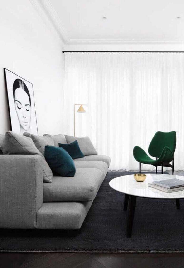 6. Decora&ccedil;&atilde;o minimalista com poltrona verde para sala branca e cinza &ndash; Foto: Home Fashion Trend