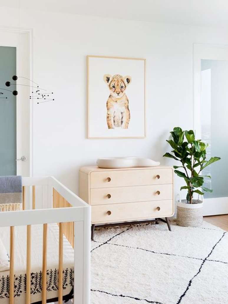 8. Quarto de beb&ecirc; moderno em tons claros e quadro de safari &ndash; Foto My Domaine