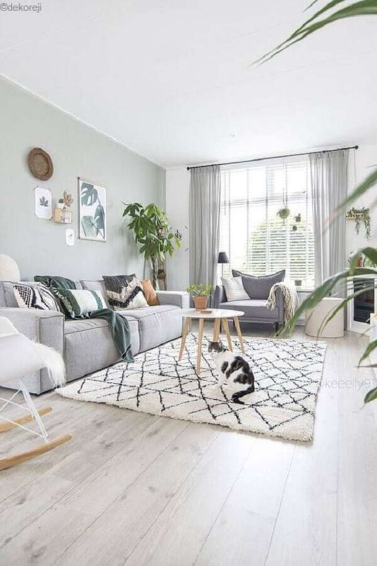 32. Decora&ccedil;&atilde;o sala cinza e branco simples com mesa de centro redonda e tapete geom&eacute;trico &ndash; Foto: M-Habitat.fr