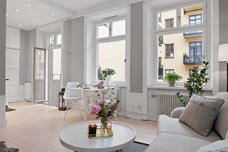 57. Vasos de flores para decora&ccedil;&atilde;o de sala branca e cinza &ndash; Foto: Apartment Therapy