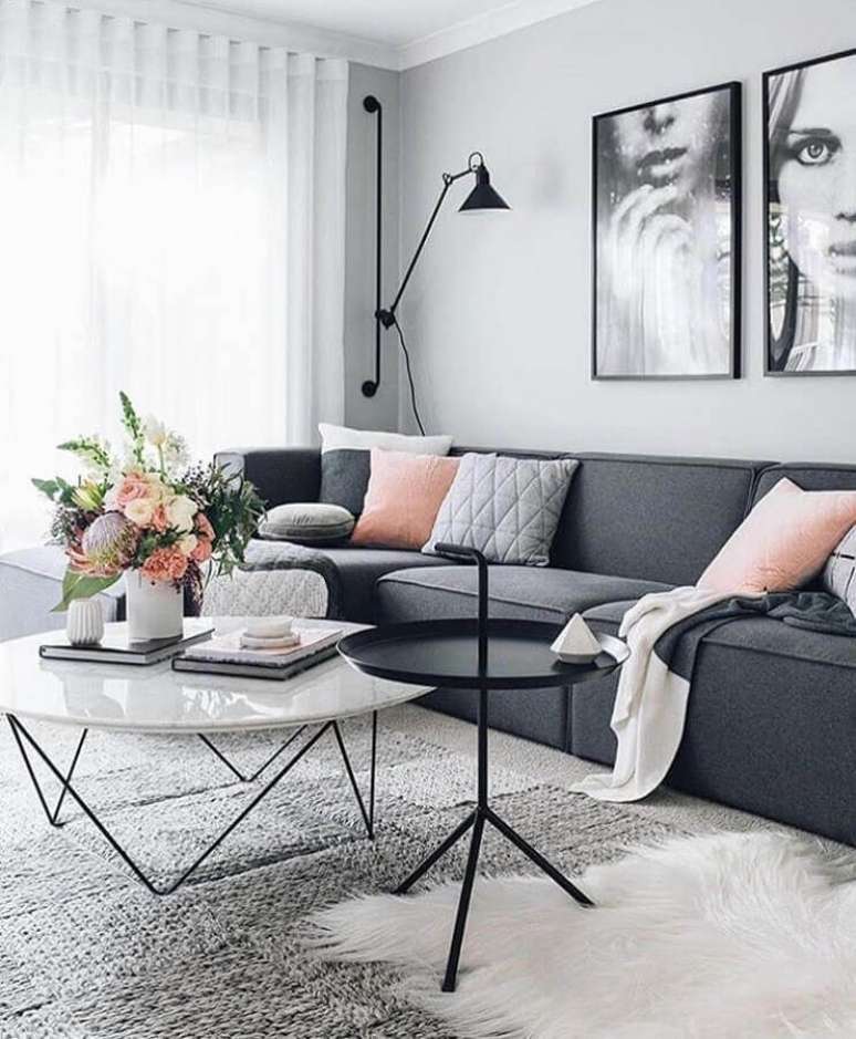 46. Sala cinza e branco moderna decorada com mesa de centro redonda e lumin&aacute;ria de parede &ndash; Foto: We Heart It