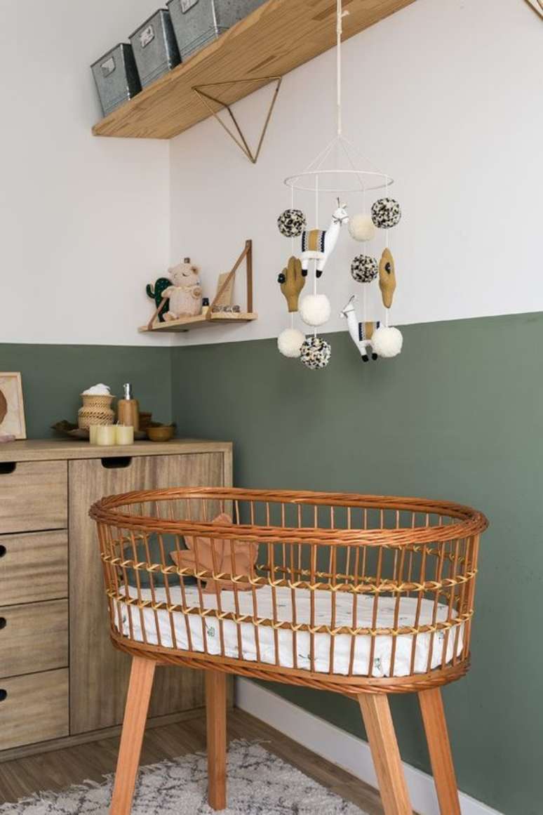 16. Quarto de bebe reto com ber&ccedil;o de vime &ndash; Foto Arkpad