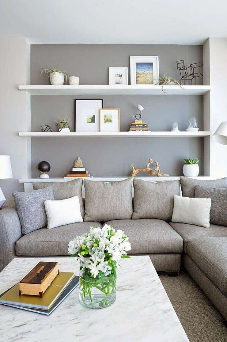 41. Prateleiras para decora&ccedil;&atilde;o sala cinza e branco com sof&aacute; de canto &ndash; Foto: Houzz