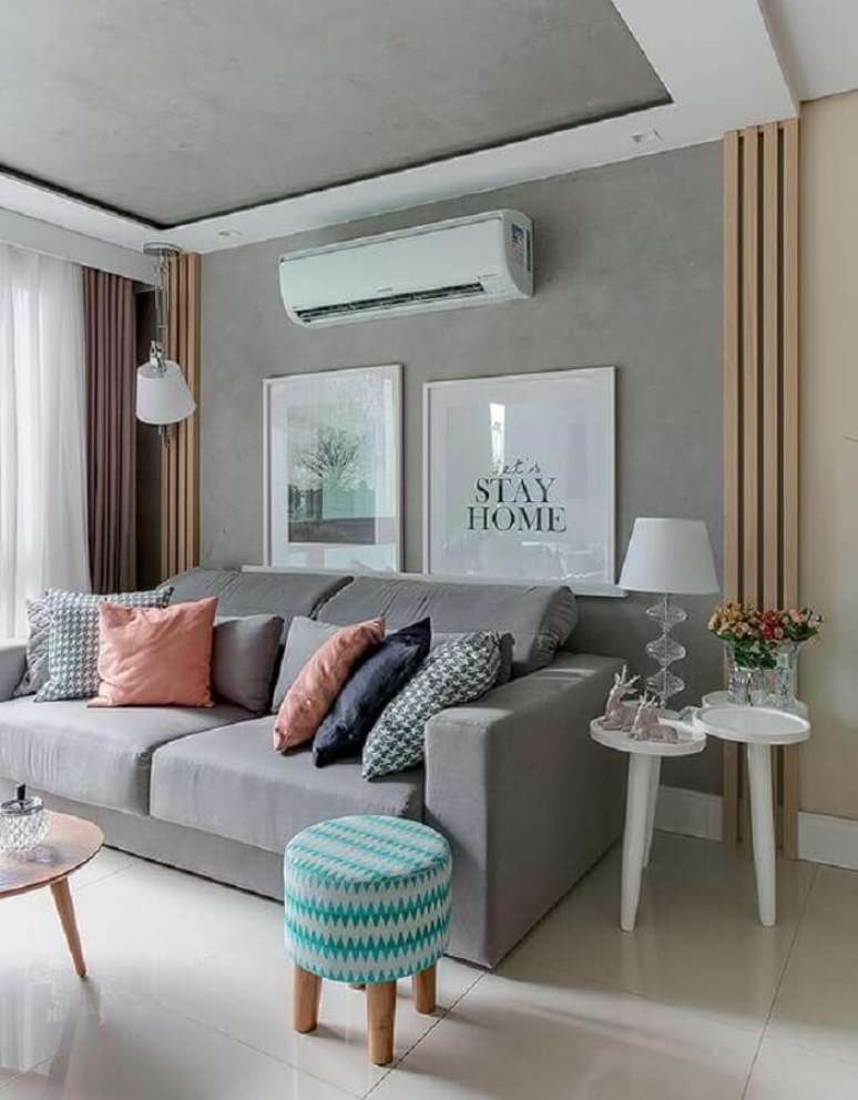 9. Almofadas coloridas para decora&ccedil;&atilde;o sala cinza e branco com parede cimento queimado &ndash; Foto: Pinterest