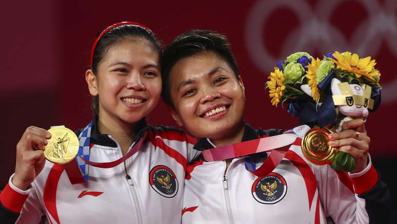 Greysia Polii e Apriyani Rahayu, campeãs de duplas de badminton na Indonésia recebem a medalha de ouro Leonhard Foeger/File Photo/Reuters