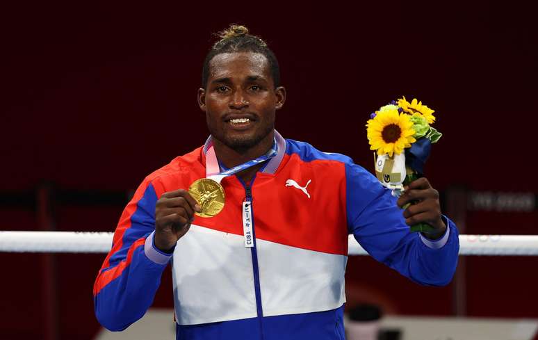 Julio Cesar La Cruz , de Cuba, exibe a medalha conquistada nesta sexta-feira nos Jogos Olímpicos de Tóquio Stoyan Nenov/Reuters