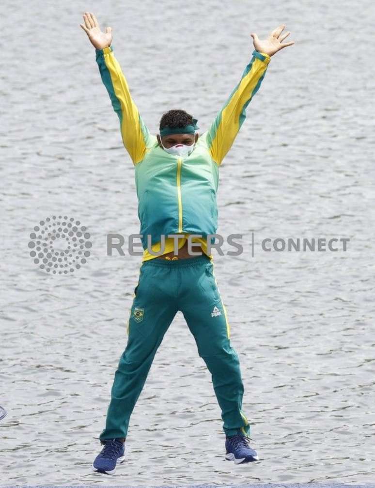 Isaquias Queiroz comemora o ouro no C1 1000m da canoagem velocidade 
 REUTERS/Maxim Shemetov