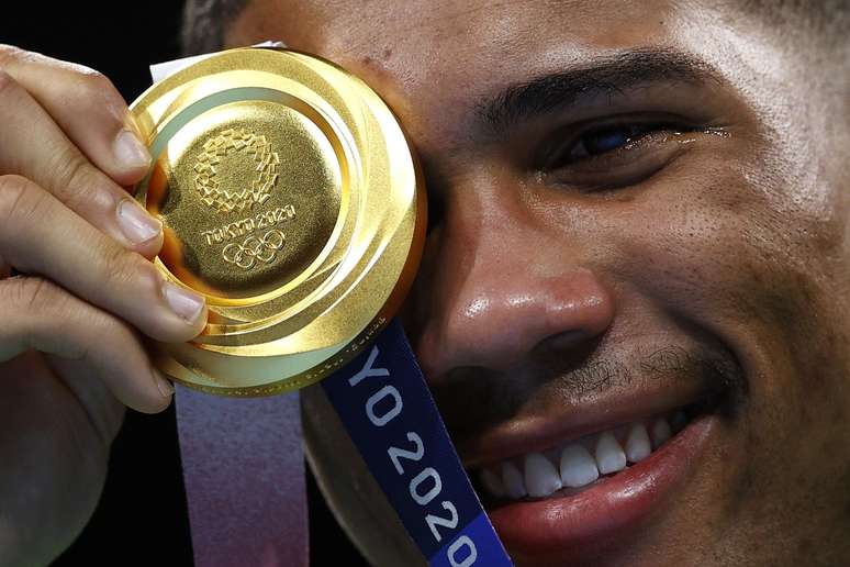 Hebert Souza comemora a medalha de ouro na categoria até 75 quilos do boxe