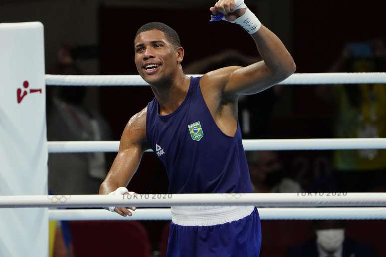 Hebert Conceição vence por nocaute e conquista ouro no boxe