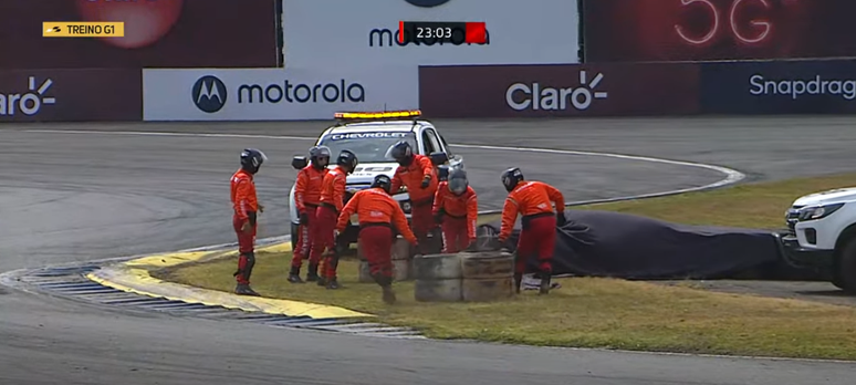 Trabalho dos fiscais de pista para arrumarem a pista do anel externo de Curitiba 